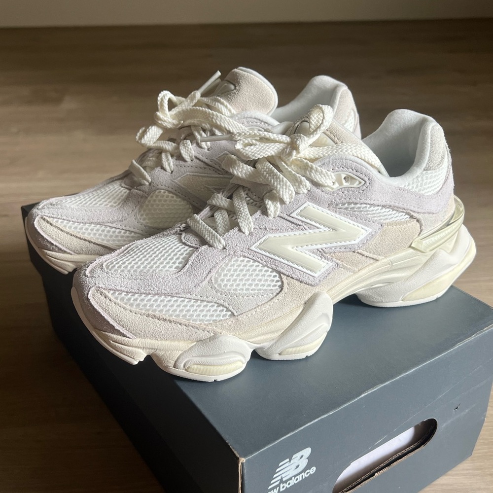 new balance 9060 in angora sea salt size women’s 7 / men’s 5.5